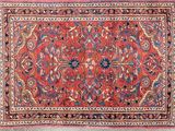 un tapis rouge à motifs floraux