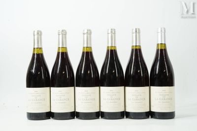 six bouteilles de vin sont alignées dans une rangée
