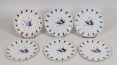 quatre assiettes ornées de motifs bleus et blancs, posées sur une table