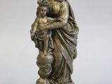 l'image d'une statue représentant une femme tenant un enfant dans ses bras