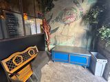 un banc en bois posé devant un mur sur lequel est accrochée une peinture