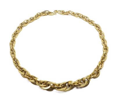 gros plan d'un collier en or sur fond blanc