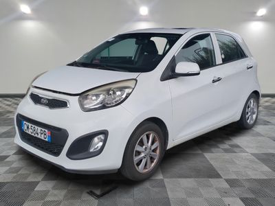 la voiture blanche est garée sur un sol en damier dans le garage