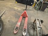une paire de skis posée par terre dans un garage