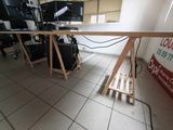 un bureau surmonté d'un ordinateur dans une pièce