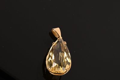 Important pendentif monture or jaune 750/1000ème sertie d'un…
