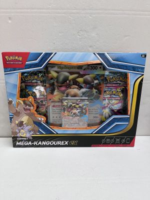 la boîte est ouverte pour montrer le contenu du jeu de cartes Pokémon