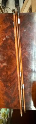 deux paires de baguettes posées sur une table en bois