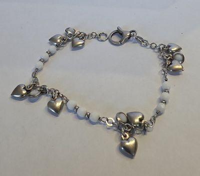 gros plan d'un bracelet sur une surface blanche