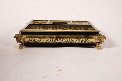 un plateau noir et doré orné de motifs dorés
