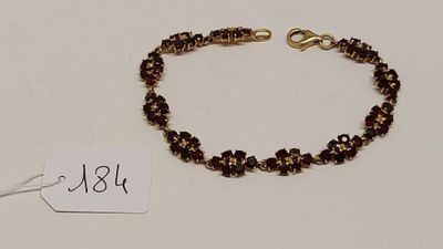 gros plan d'un bracelet sur une surface blanche avec une étiquette de prix