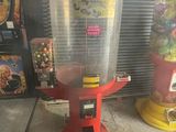 une machine posée par terre à côté d'autres machines