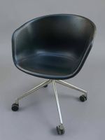 HAY Paire de fauteuils sur roulettes à coque gainée de cuir … (photo 5)