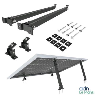 Gros plan sur un panneau solaire et ses fixations, sur fond blanc