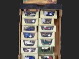 une exposition de camions miniatures et de boîtes dans une vitrine
