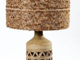 une photo d'une lampe de table surmontée d'un abat-jour tissé
