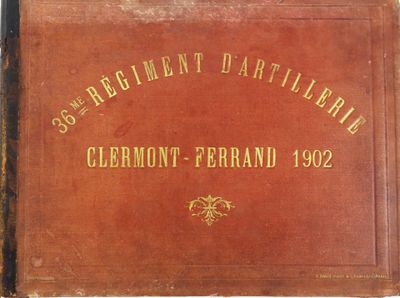 un vieux livre écrit posé sur une table