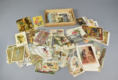 beaucoup de vieilles cartes postales dans une boîte en bois