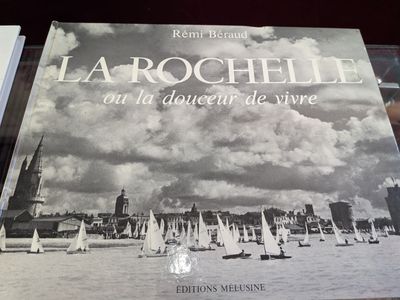 une photo d'un livre posé sur une table