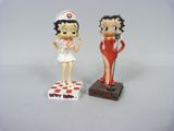 Voici deux figurines représentant une infirmière et une infirmière.