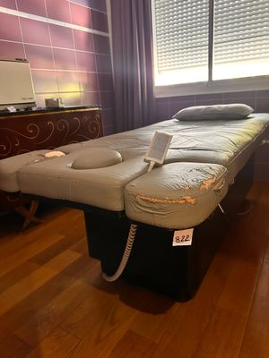 un lit qui se trouve dans une chambre aux murs violets