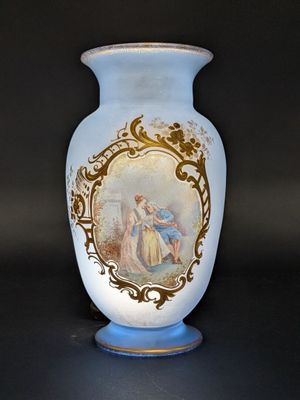 un vase bleu orné d'une peinture sur fond noir