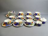 les nombreuses tasses et soucoupes qui se trouvent sur la table