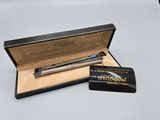 un stylo qui se trouve dans une boîte sur une table