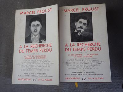 deux livres posés sur une table