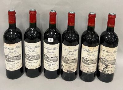 six bouteilles de vin rouge alignées sur une table