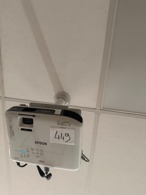 un petit appareil électronique fixé au plafond d'une salle de bains