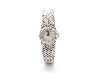 gros plan d'une montre-bracelet sur une surface blanche