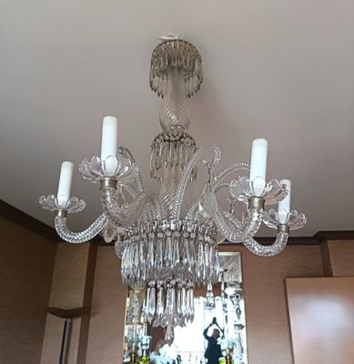 un lustre suspendu au plafond d'une pièce