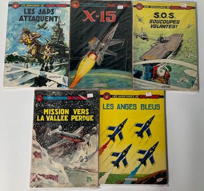 cinq livres posés sur une table blanche, sur fond blanc