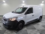 la camionnette blanche est garée sur un sol carrelé en damier