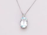 un collier en or blanc orné d'une topaze bleue et de diamants