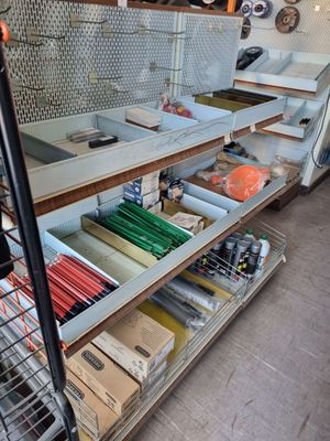 une étagère métallique remplie de nombreux objets dans la cuisine