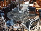 plusieurs chaises et une table dans une pièce où il y a un tapis au sol