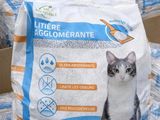 un sac de litière posé sur une pile de cartons