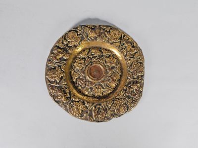 Petit plat d'apparat en cuivre repoussé au centre de fleuron…