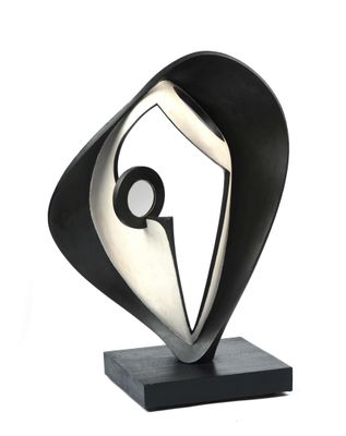 sculpture abstraite en noir et blanc posée sur un socle noir