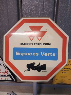 a red and white sign that says espaces verts on it