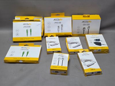 plusieurs boîtes contenant divers appareils électroniques posées sur une table