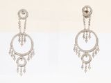 deux photos d'une paire de boucles d'oreilles ornées de diamants