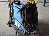 une machine posée sur un chariot dans le garage