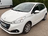 une voiture blanche garée sur un parking à côté d'une camionnette blanche