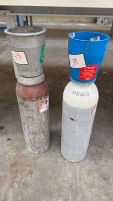 Deux bouteilles dont acétylène et oxygène