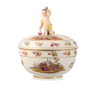 une image représentant un bol en porcelaine sur lequel est posée une figurine