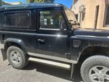 une Land Rover noire garée sur le bord de la route