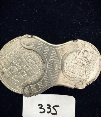 une pièce d'argent sur laquelle est représenté le visage d'une femme